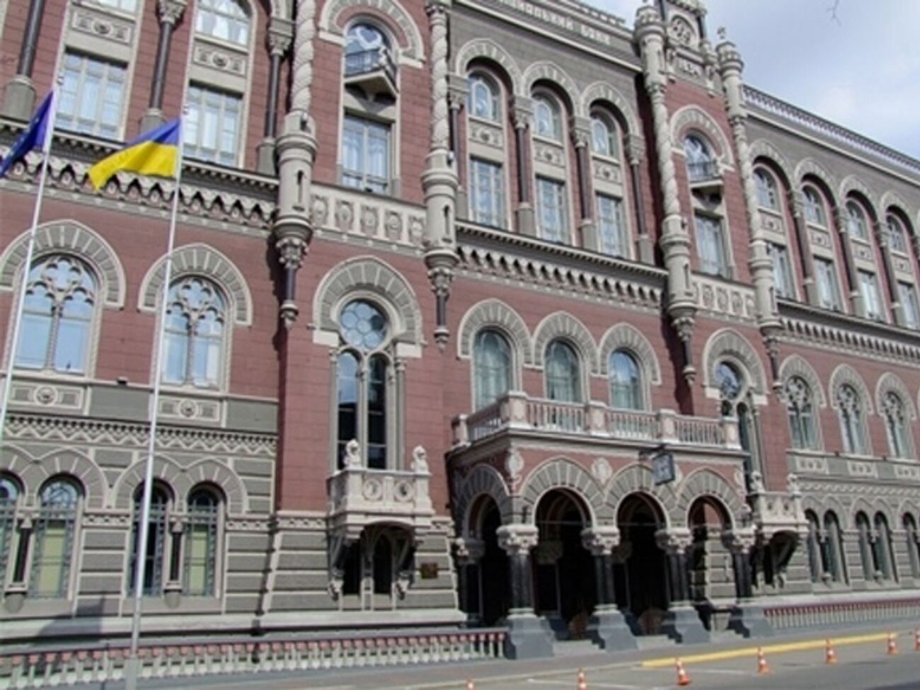 Ограничение на выдачу валютных вкладов могут увеличить до 250 тыс. грн