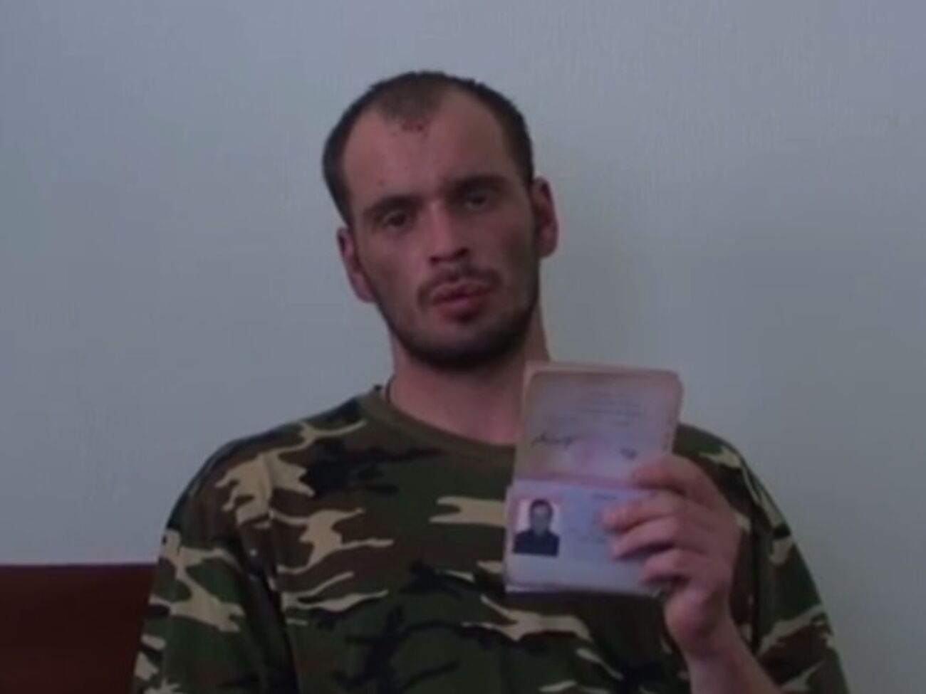 Задержанный боевик показал паспорт гражданина РФ
