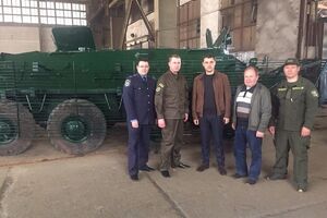 Работники Азовского судоремонтного завода восстановили списанный БТР-60