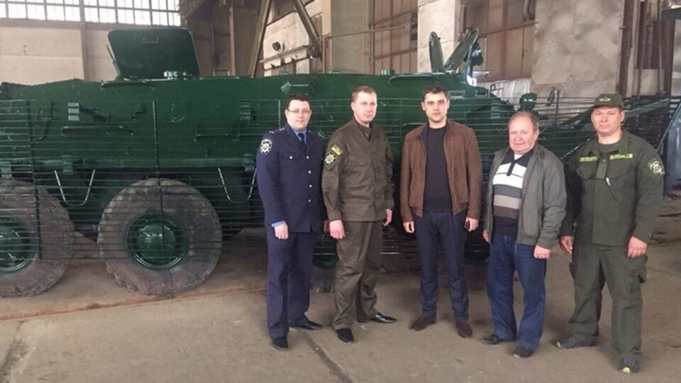 Работники Азовского судоремонтного завода восстановили списанный БТР-60