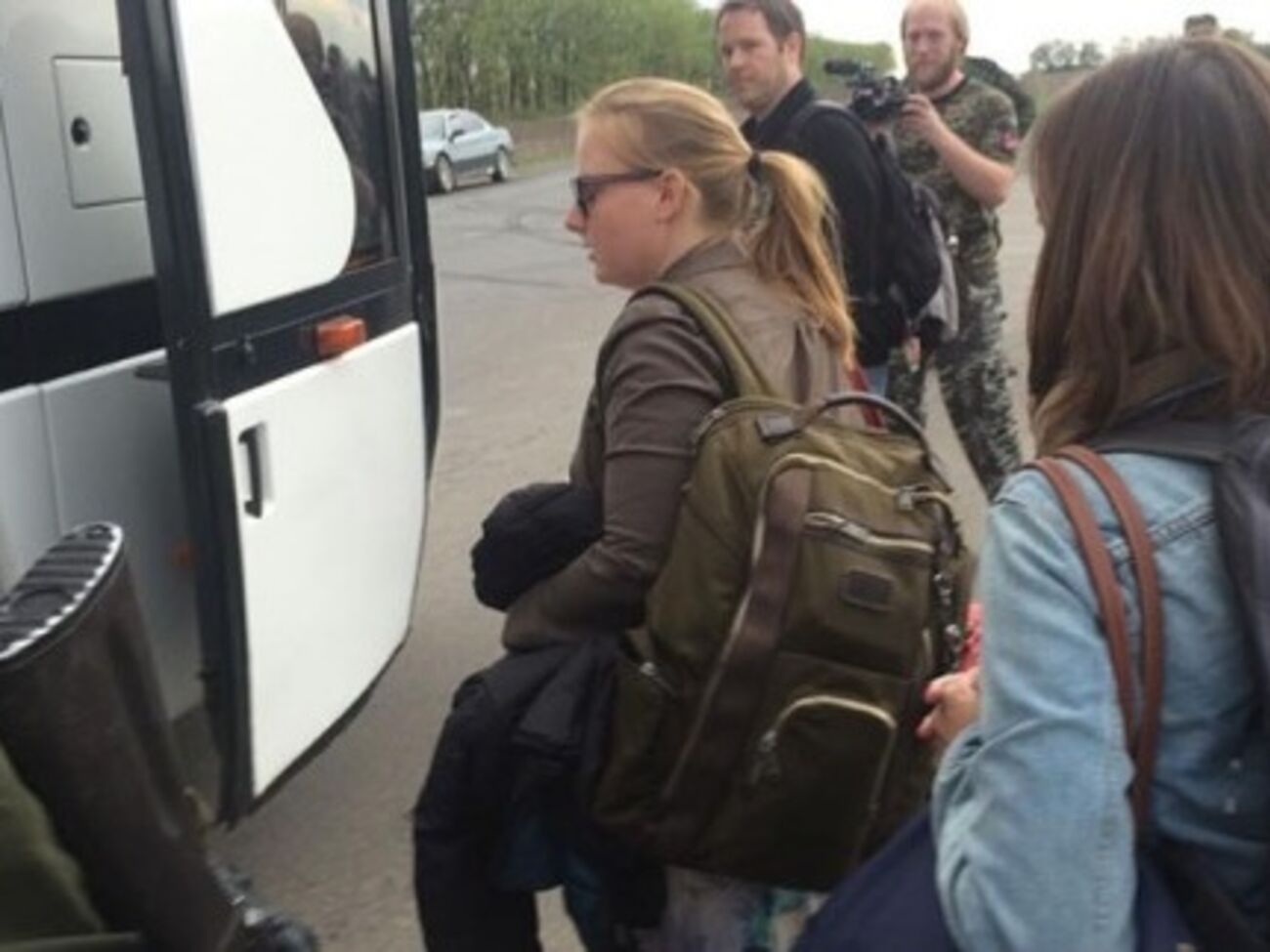 Иностранцев сопроводили в гостиницу под вооруженной охраной, после чего отвезли на блокпост и заставили перейти на контролируемую Украиной территорию