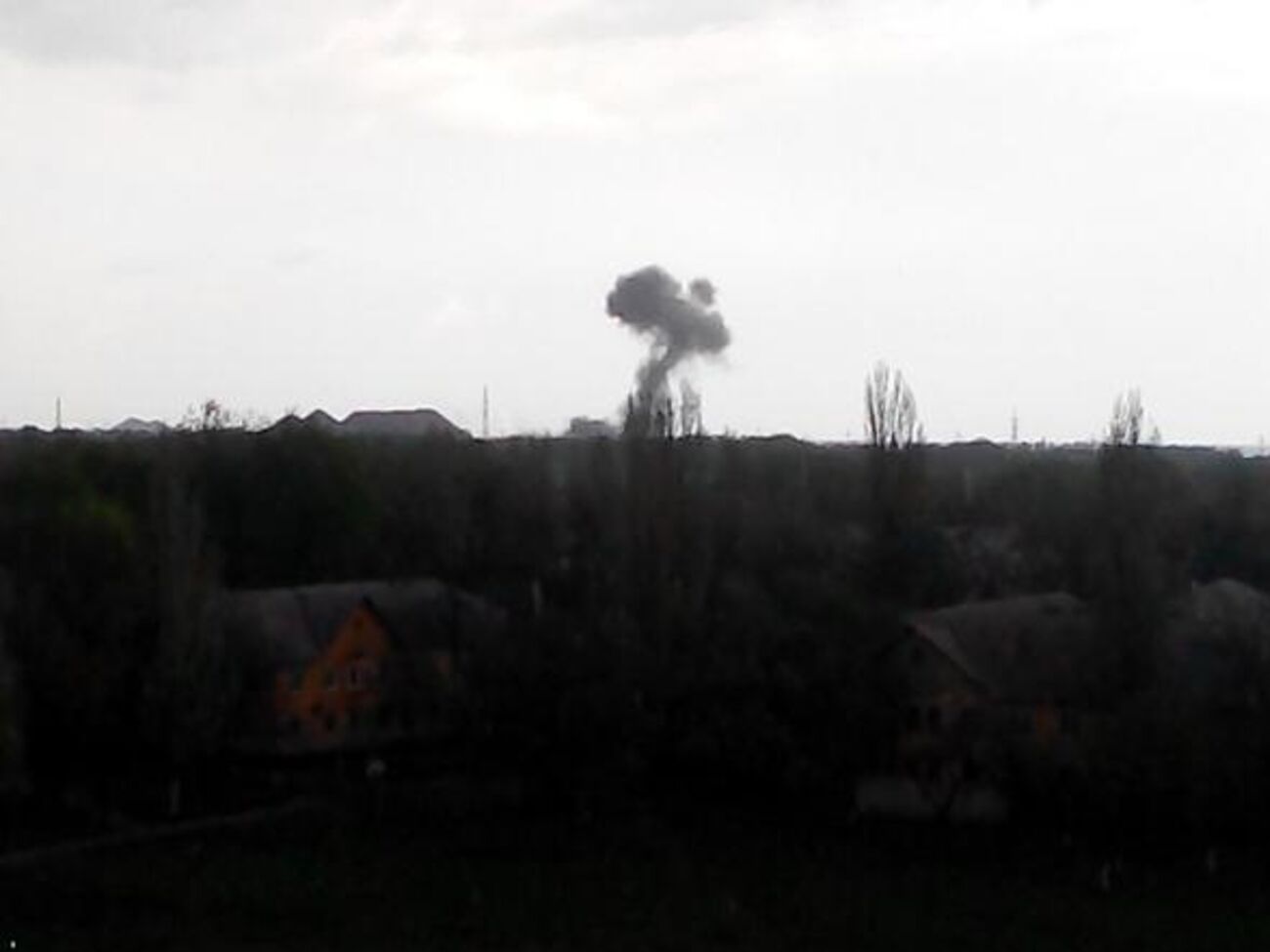 Над местом взрыва виднеется дым
