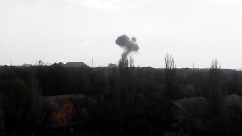 Над местом взрыва виднеется дым