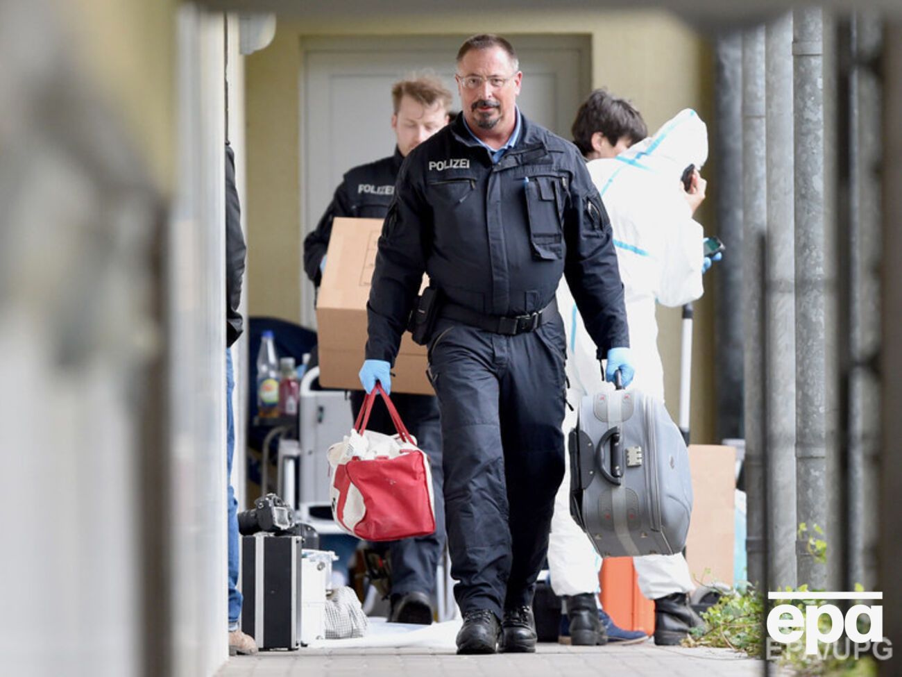 Полицейский рейд вызван появлением сообщений о том, что неизвестный мужчина исследовал лес вдоль гоночной трассы