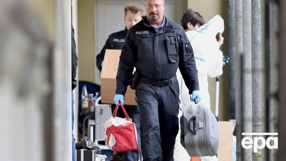 Полицейский рейд вызван появлением сообщений о том, что неизвестный мужчина исследовал лес вдоль гоночной трассы