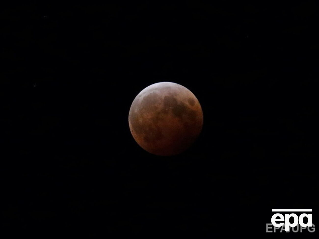 На востоке Северной Америки и западе Южной можно будет наблюдать начальные фазы затмения перед восходом Солнца, тогда как в Азии, Индии, Китае будет видно заключительные фазы явления