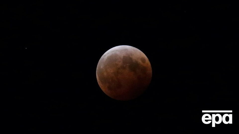 На востоке Северной Америки и западе Южной можно будет наблюдать начальные фазы затмения перед восходом Солнца, тогда как в Азии, Индии, Китае будет видно заключительные фазы явления