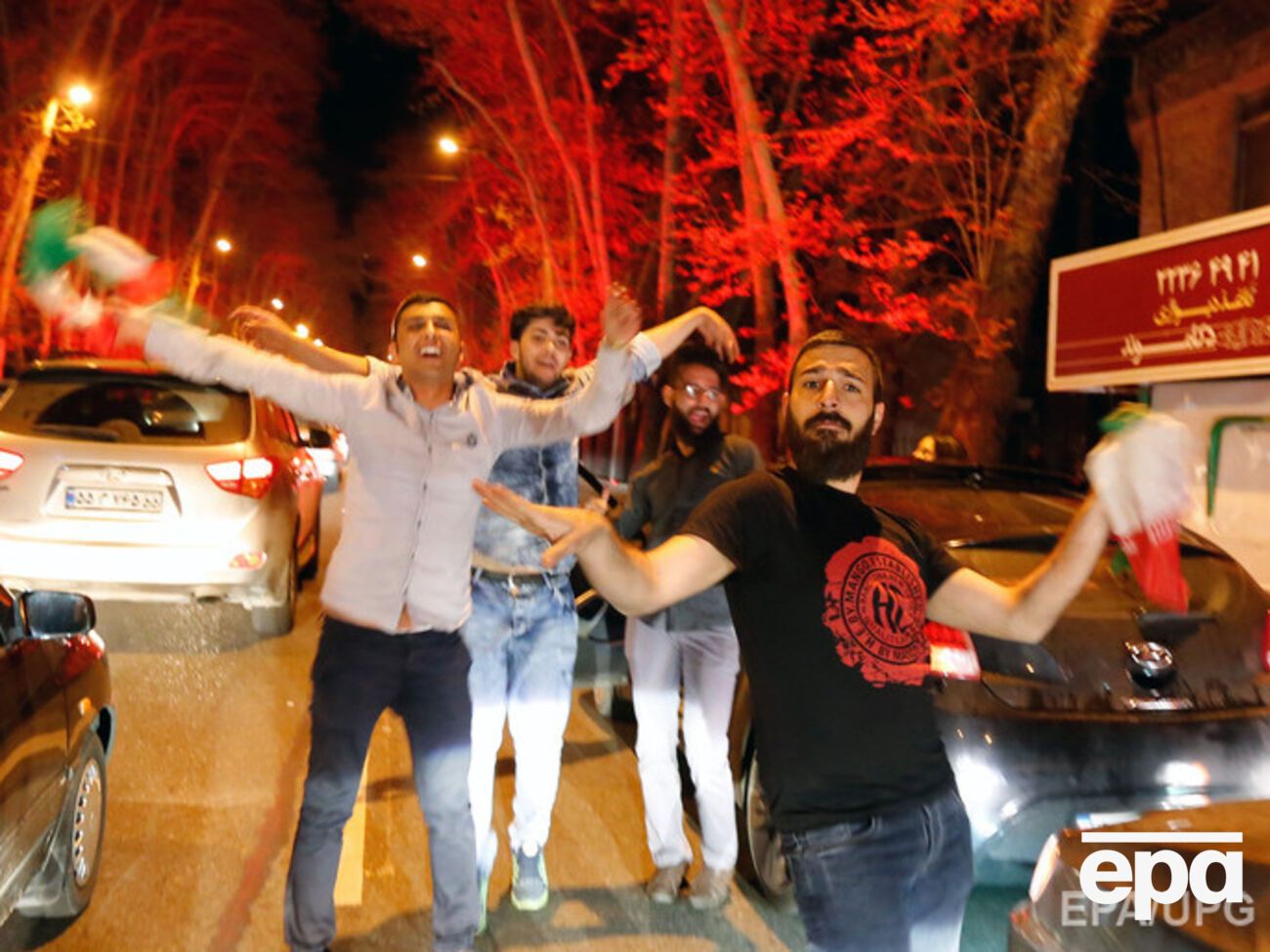 Люди на улицах Тегерана устроили массовые гуляния