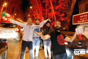 Люди на улицах Тегерана устроили массовые гуляния