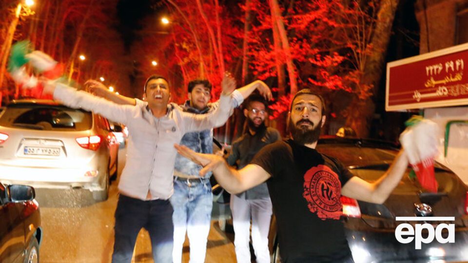 Люди на улицах Тегерана устроили массовые гуляния