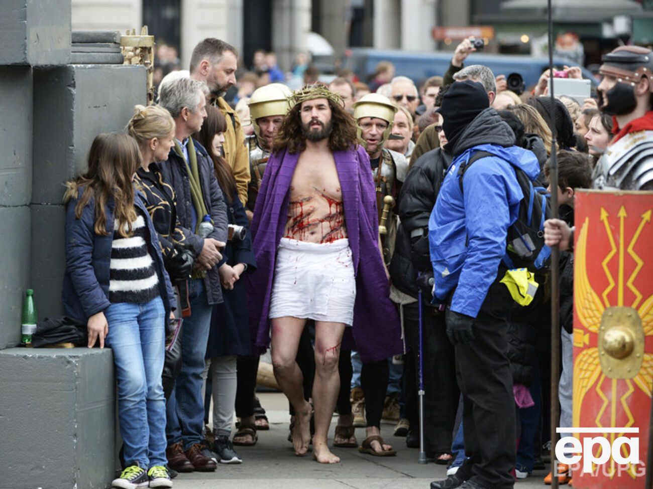 Реконструкция Страстей Христовых в центре Лондона