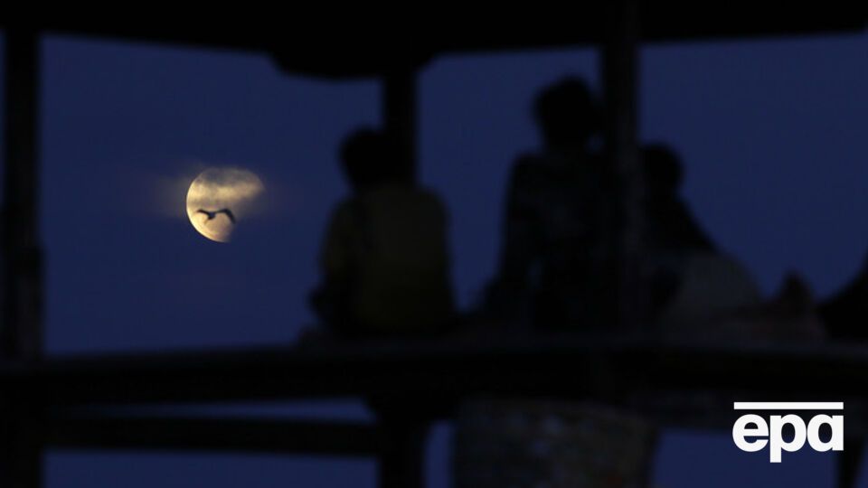4 апреля прошло самое короткое лунное затмение XXI века. Фоторепортаж