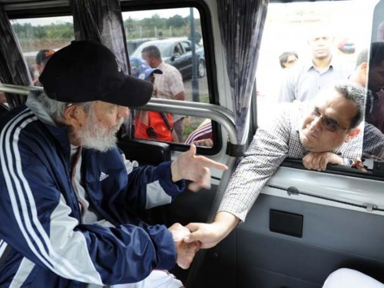 Кубинская Granma опубликовала несколько однотипных снимков Кастро, общающегося с людьми через окно микроавтобуса