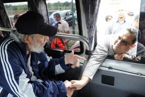 Кубинская Granma опубликовала несколько однотипных снимков Кастро, общающегося с людьми через окно микроавтобуса