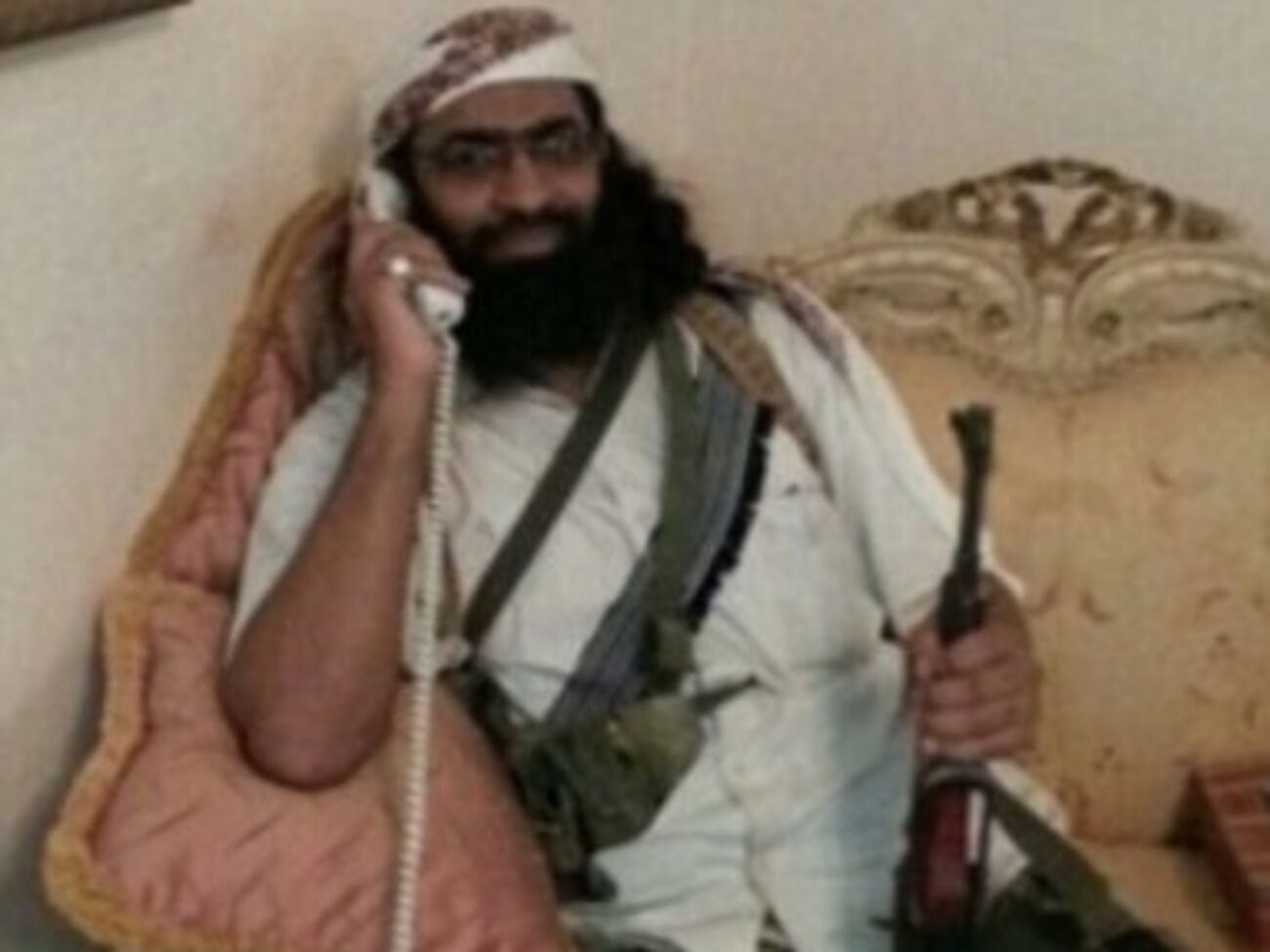 Халид Саид Батарфи только недавно освободился из тюрьмы и уже&nbsp;фотографируется во дворце губернатора