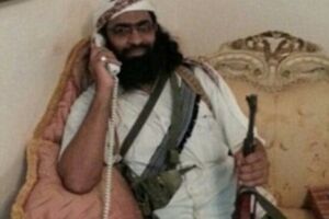 Халид Саид Батарфи только недавно освободился из тюрьмы и уже фотографируется во дворце губернатора