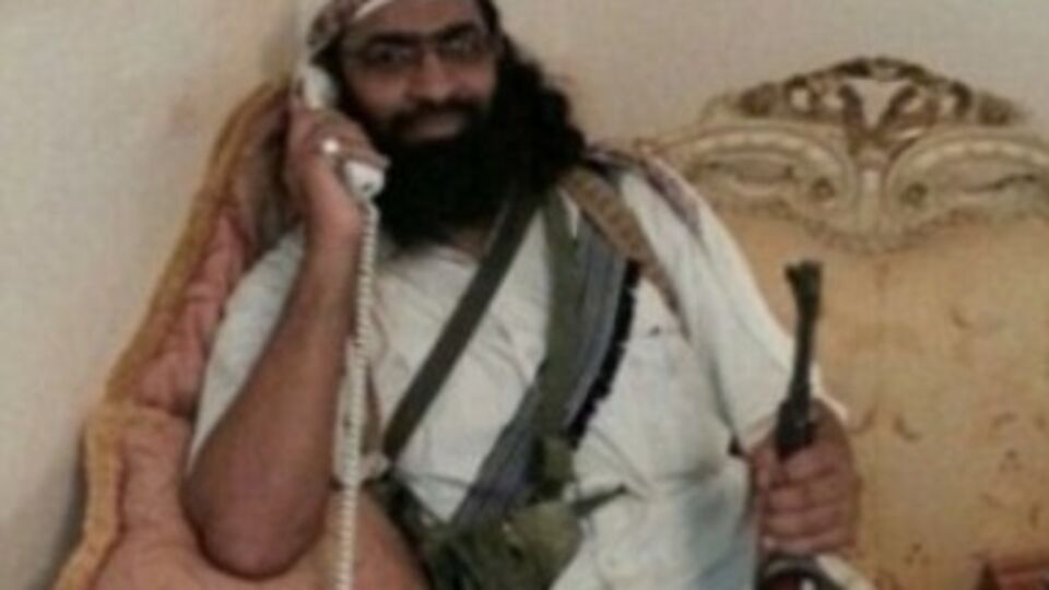 Халид Саид Батарфи только недавно освободился из тюрьмы и уже фотографируется во дворце губернатора