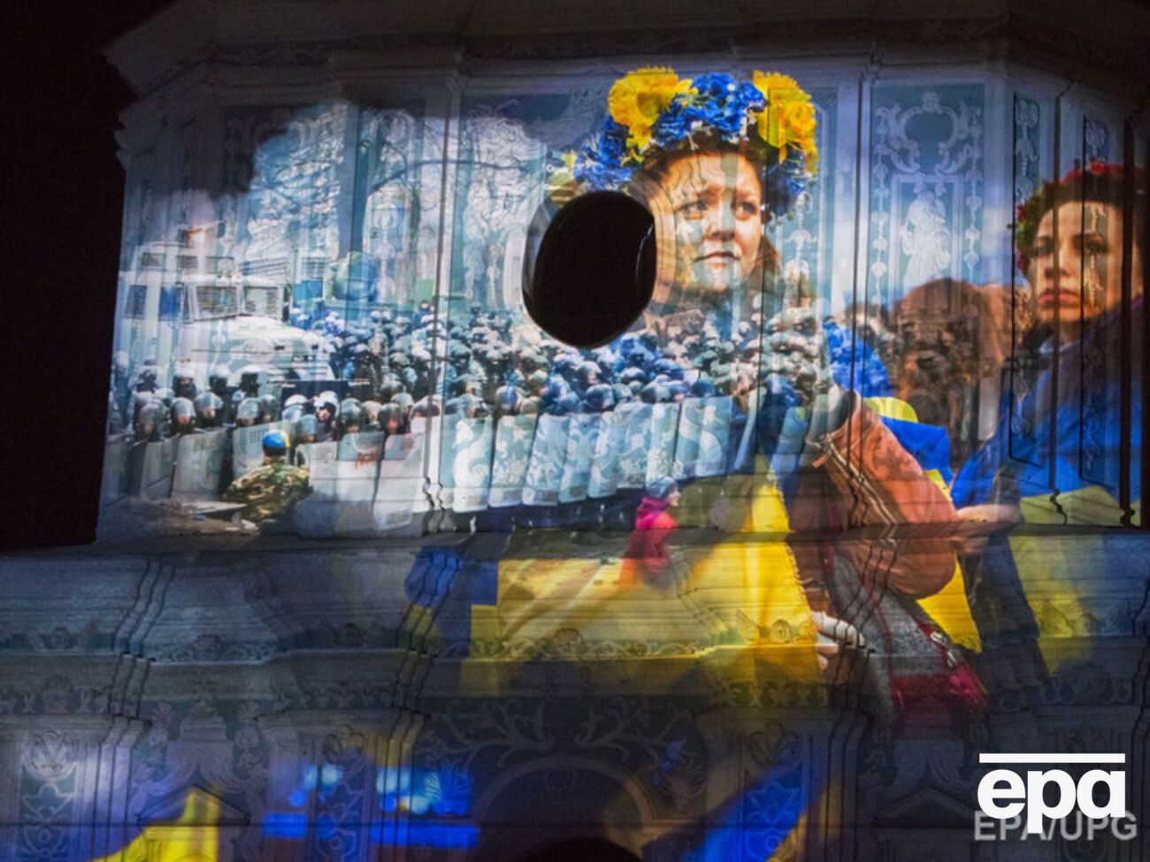 На открытии "Французской весны" киевлянам показали световое шоу на башне Софийского собора