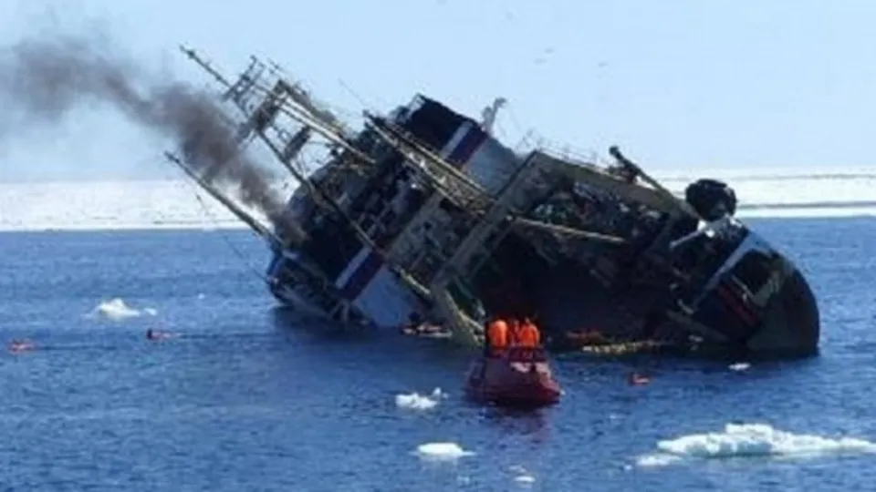 Спасенные с траулера моряки попали в шторм