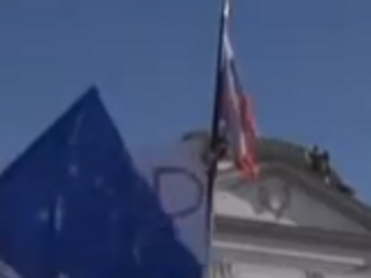 Манифестанты держали флаги Украины и плакат "Стоп терроризм"