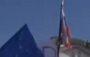 Манифестанты держали флаги Украины и плакат "Стоп терроризм"