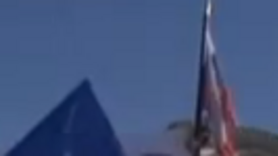 Манифестанты держали флаги Украины и плакат "Стоп терроризм"