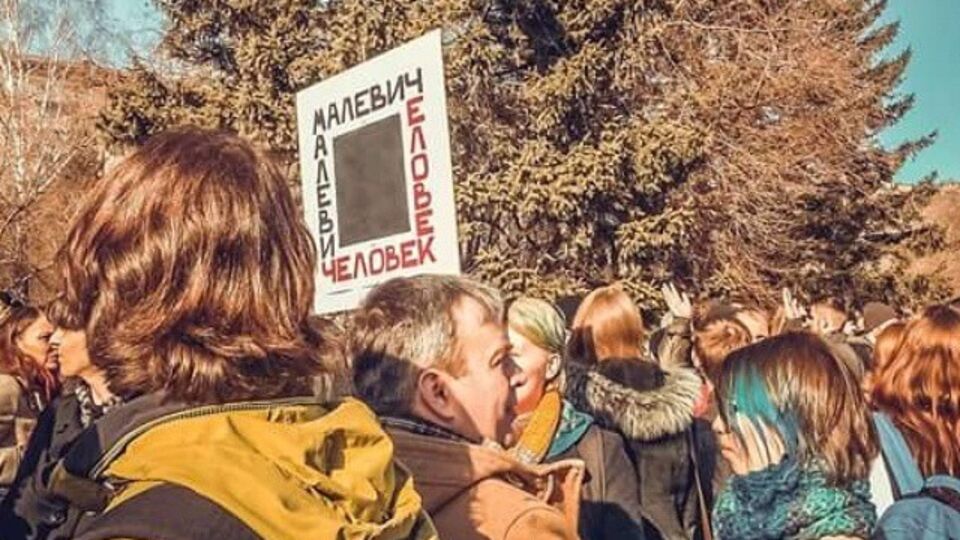 Митинг прошел у здания театра