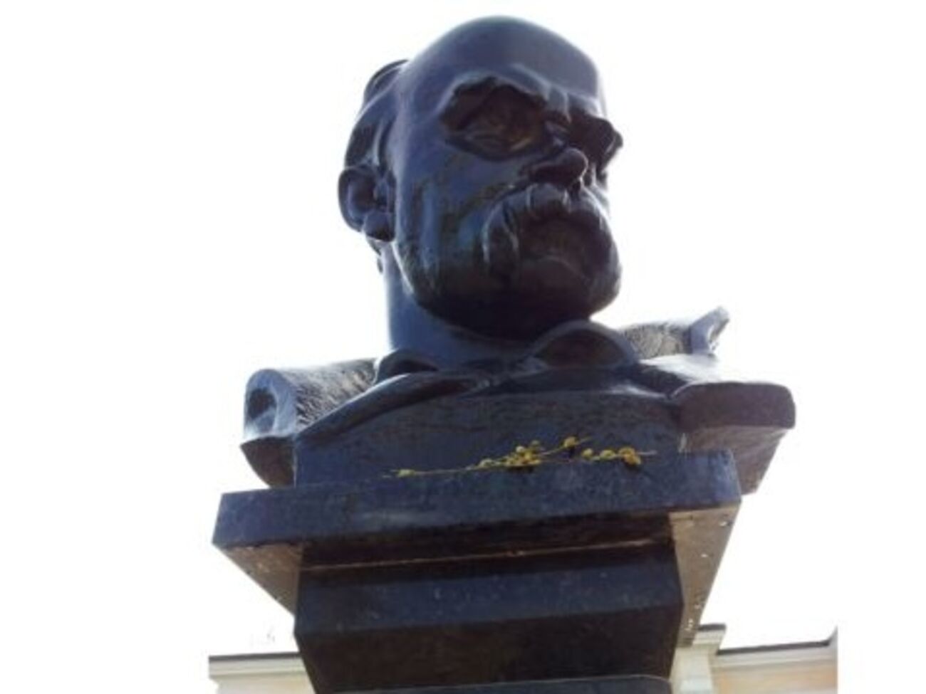 К памятнику Шевченко в аннексированном Симферополе принесли ветки вербы