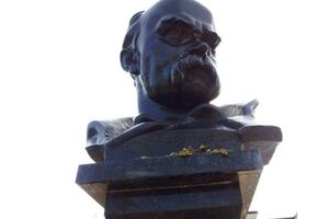 К памятнику Шевченко в аннексированном Симферополе принесли ветки вербы