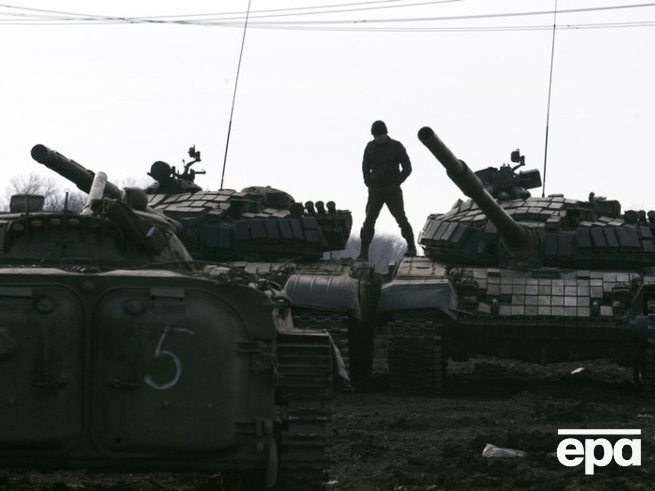 В районе Стаханов – Брянка – Кировск – Первомайск находится примерно 40 танков боевиков, сообщил Бочкала