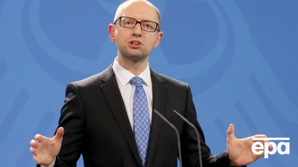 Украина направляет на социальную сферу деньги, которые должна была бы использовать для выплат по внешним обязательствам, заявил Яценюк