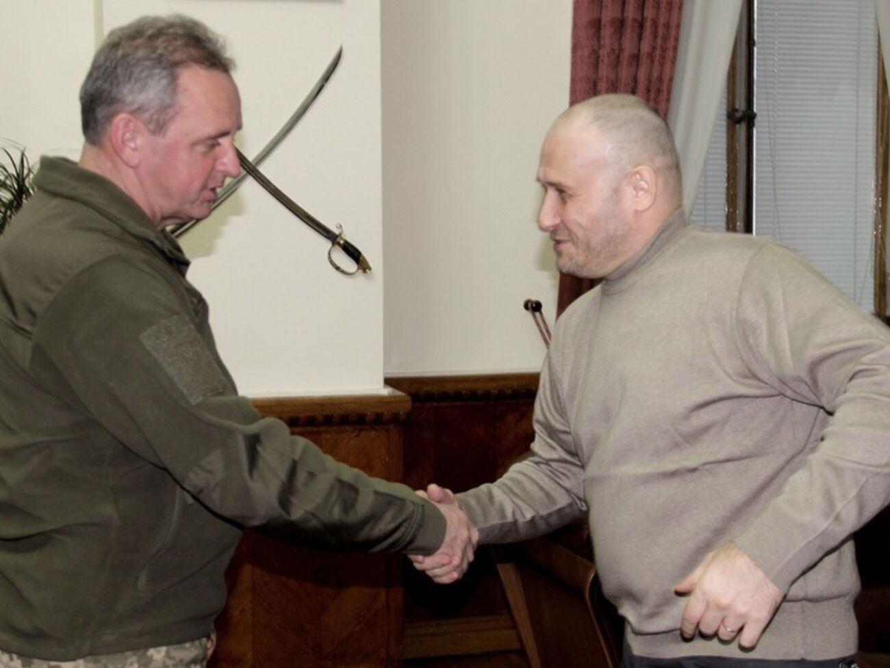 Ярош и Муженко пожали друг другу руки