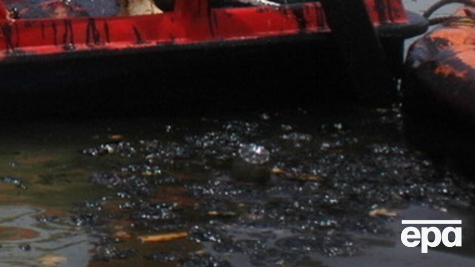 "Эковахта Сахалина": На острове рядом с жилыми домами произошел разлив нескольких тонн нефти