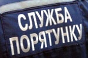 Спасатели пытаются поднять автомобиль на поверхность