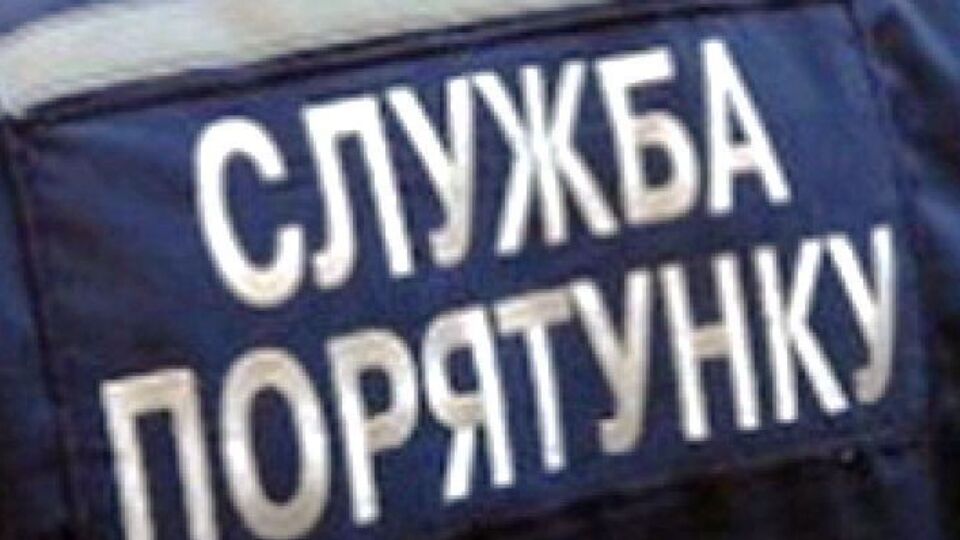 Спасатели пытаются поднять автомобиль на поверхность