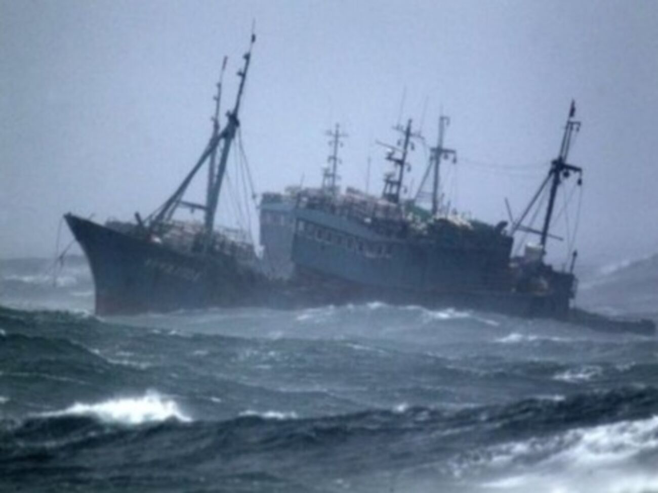 На затонувшем 2 апреля траулере находились 132 человека, 56 погибли