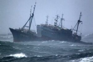 На затонувшем 2 апреля траулере находились 132 человека, 56 погибли