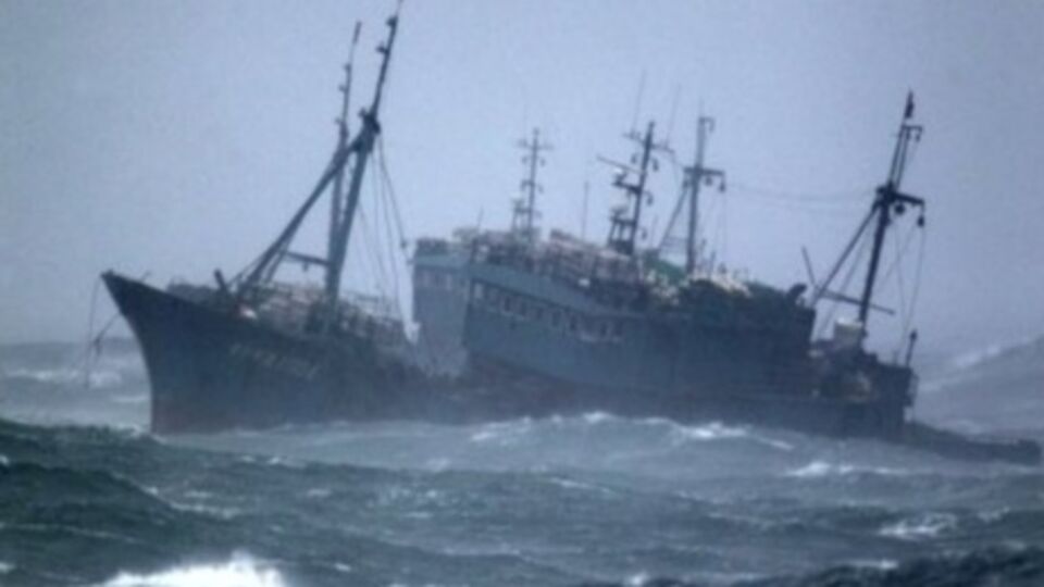 На затонувшем 2 апреля траулере находились 132 человека, 56 погибли