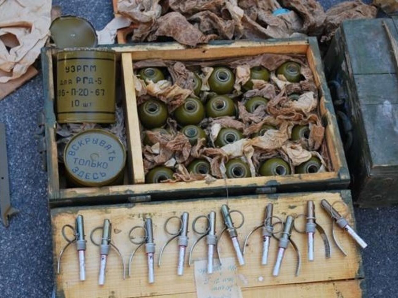 Во время обыска у боевика изъяли целый арсенал оружия