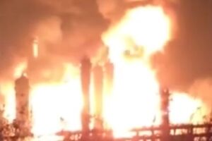 На тушение пожара на заводе в китайском городе Чжанчжоу прибыли 430 спасателей