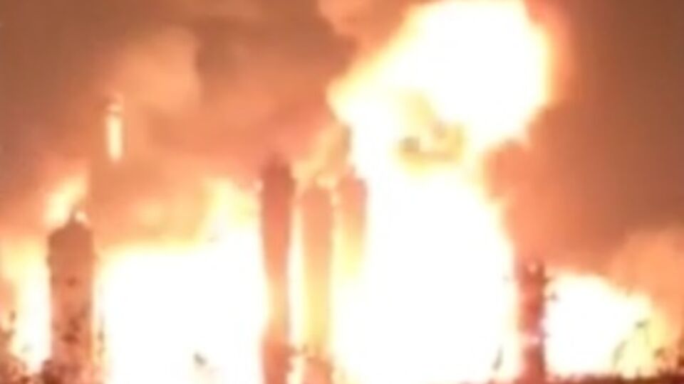 На тушение пожара на заводе в китайском городе Чжанчжоу прибыли 430 спасателей