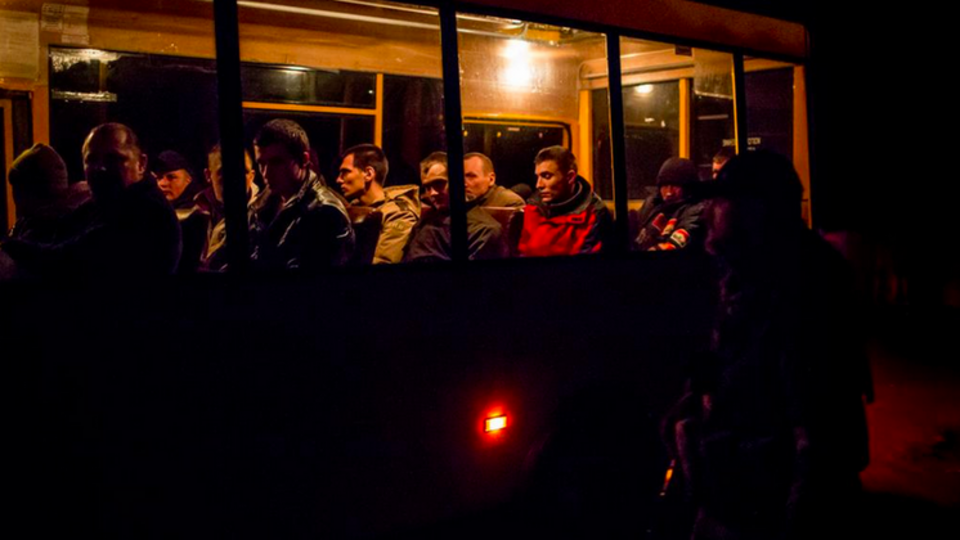 Автобус с освобожденными из плена украинскими военными