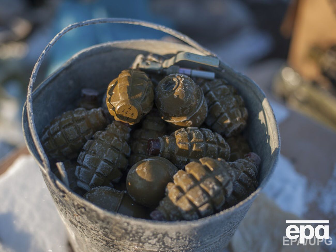 По данным "Правого сектора", боевики забросали военных гранатами