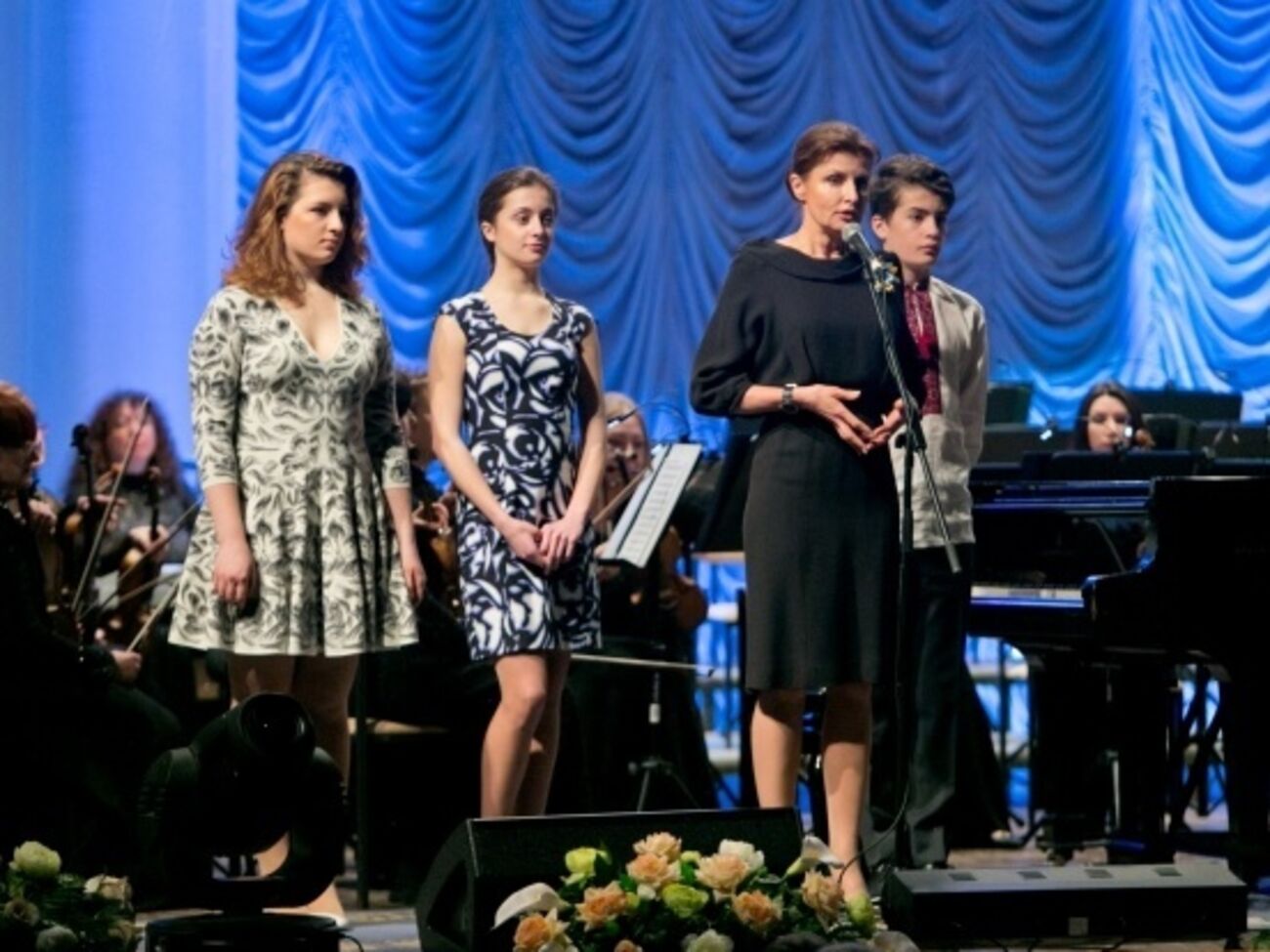 Дети президента сыграли на музыкальных инструментах в благотворительном концерте