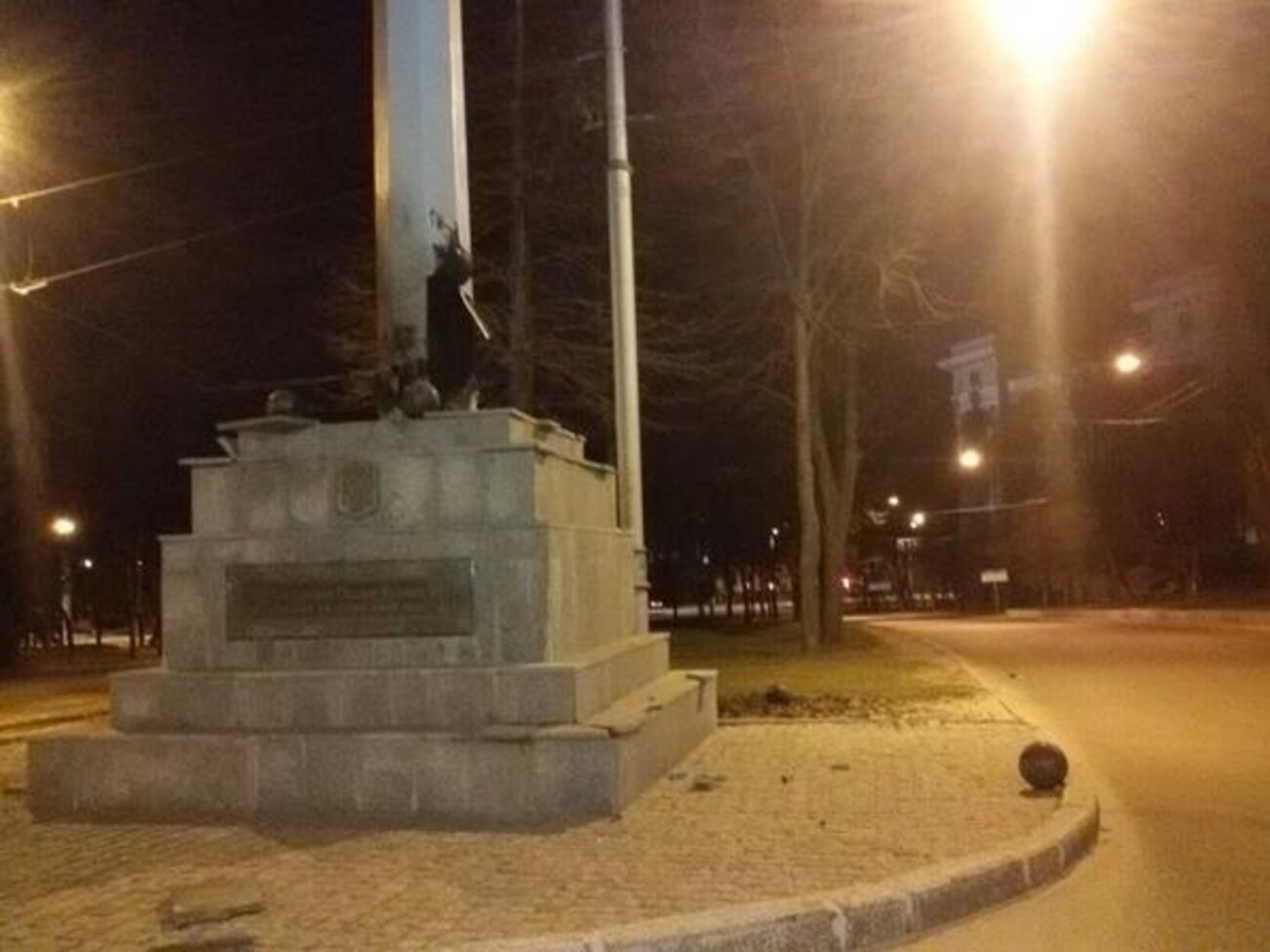 Стеле нанесены незначительные повреждения