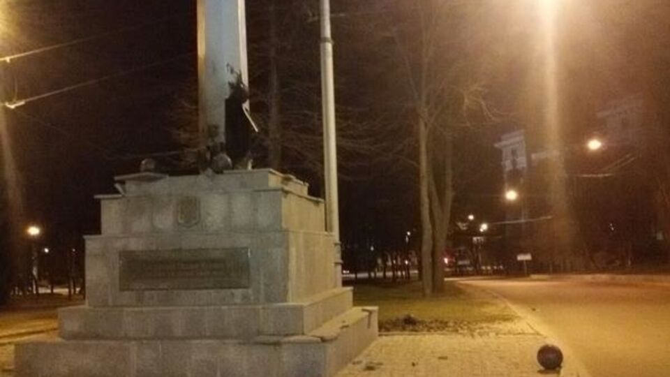 Стеле нанесены незначительные повреждения