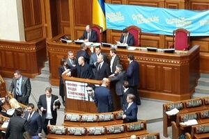 Депутаты окружили трибуну парламента