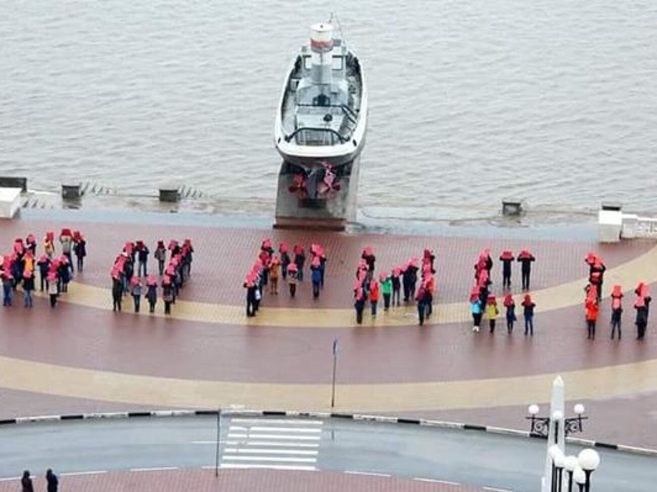 Люди в Нижнем Новгороде выстроились словом "БОРИСЬ" в память о Немцове&nbsp;