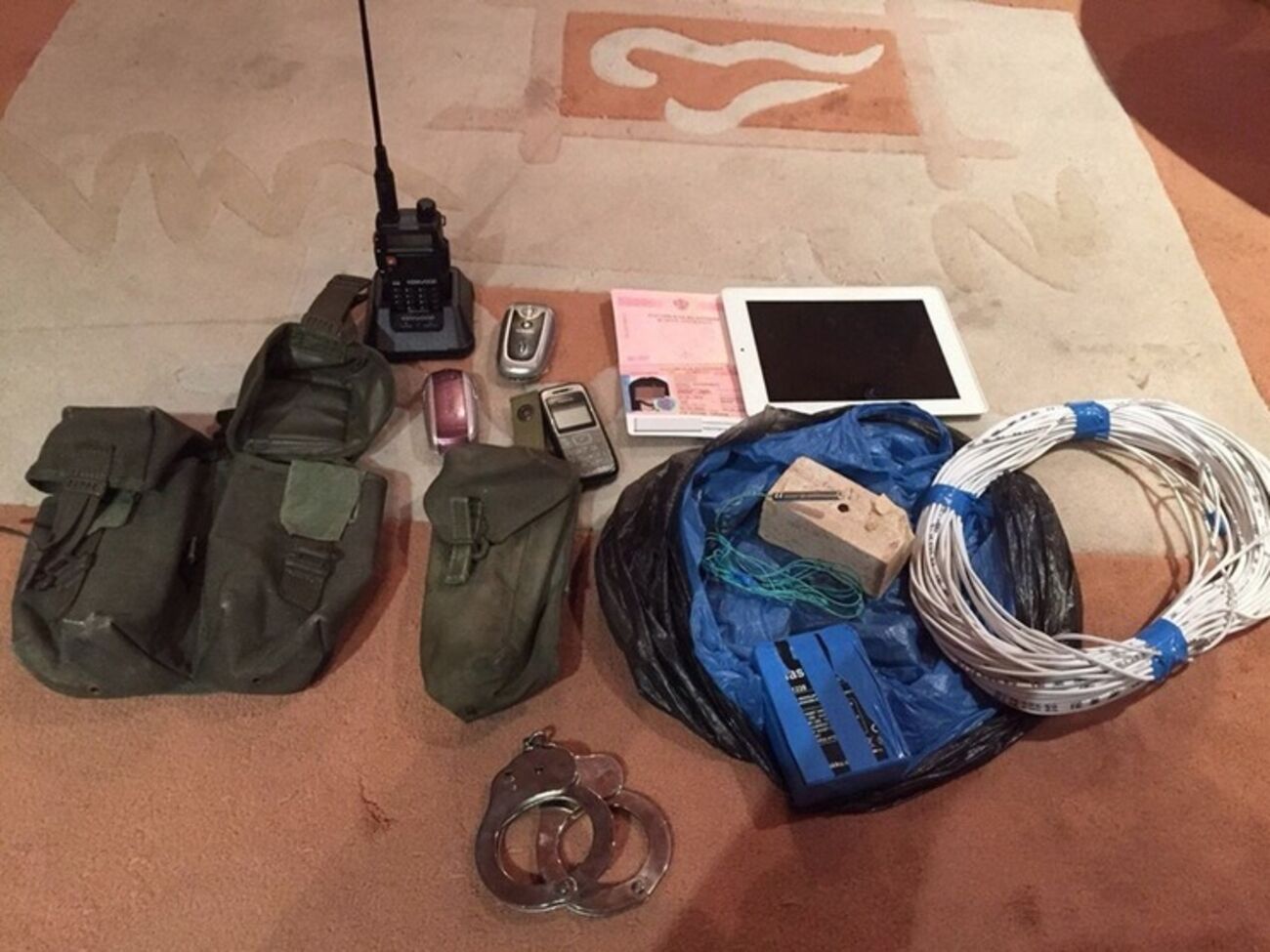 Лубкивский: По месту временного проживания гражданки РФ в результате проведения неотложных следственных действий было обнаружено самодельное взрывное устройство, военное снаряжение, антиукраинская символика