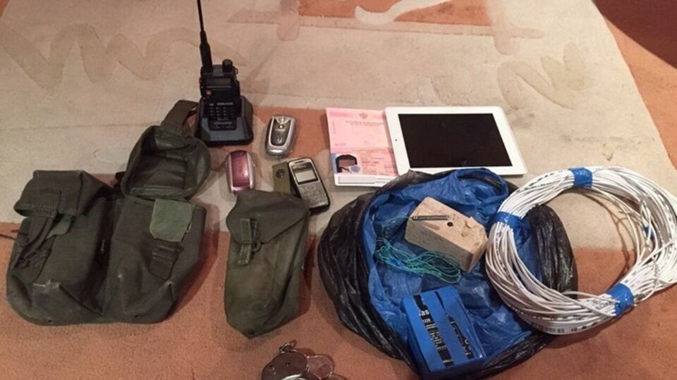 Лубкивский: По месту временного проживания гражданки РФ в результате проведения неотложных следственных действий было обнаружено самодельное взрывное устройство, военное снаряжение, антиукраинская символика